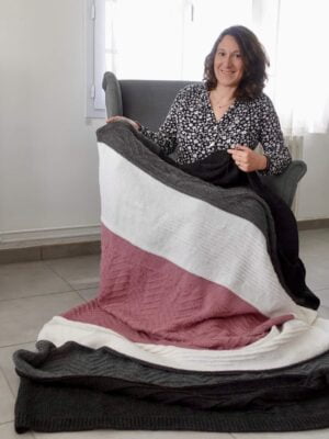 Tricoter une couverture en laine pour son lit. Patron du modèle Lucinda avec des écheveaux de Cacde Yarns 220