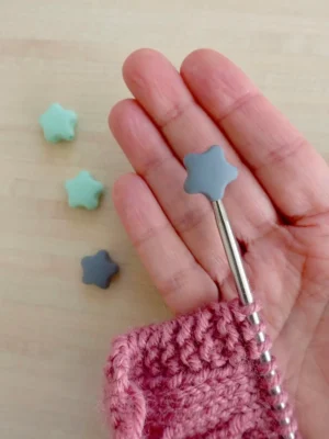 Stoppeurs de maille, accessoires indispensables pour les tricoteuses