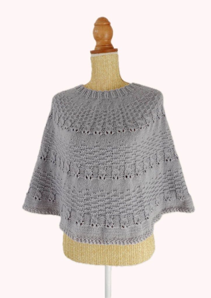Chauffe-épaules au tricot à faire en rond avec des torsades