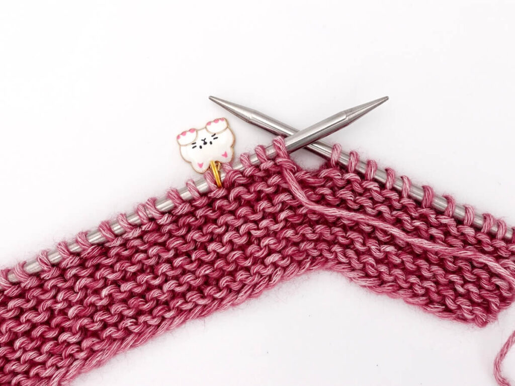 Tutoriel facile tricot, rangs raccourcis à l'allemande sur du point mousse, explications en photos pour apprendre à tricoter