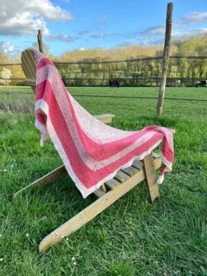 Châle au tricot Émeline, patron facile avec des rangs raccourcis et des mailles glissées