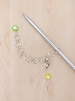 Pour les répétitions tous les x rangs, utilisez un compte-rangs à mettre sur votre aiguilles à tricoter, ici avec un mousqueton pour changer les dizaines