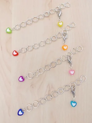Pour les répétitions tous les x rangs, utilisez un compte-rangs à mettre sur votre aiguilles à tricoter, ici avec un mousqueton pour changer les dizaines