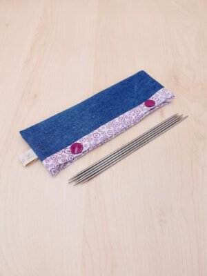 Etui pour aiguilles à tricoter double-pointes ou circulaires avec un encours chaussettes
