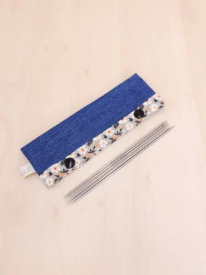 Etui pour aiguilles à tricoter double-pointes ou circulaires avec un encours chaussettes