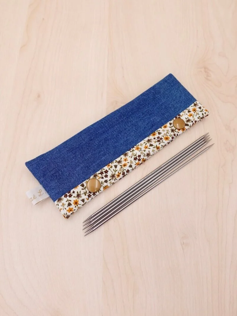 Etui pour aiguilles à tricoter double-pointes ou circulaires avec un encours chaussettes