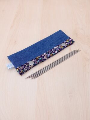 Etui pour aiguilles à tricoter double-pointes ou circulaires avec un encours chaussettes