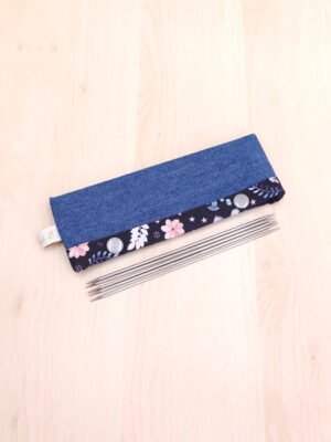 Etui pour aiguilles à tricoter double-pointes ou circulaires avec un encours chaussettes
