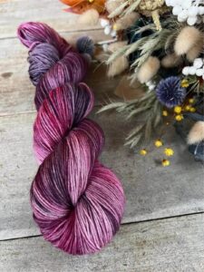 Echeveau de laine avec de jolies couleurs pour tricoter des chaussettes