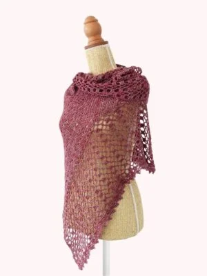 Figus, un patron de châle au crochet avec des brides, des coquilles et de la dentelle, modèle pour laine fine