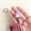 Protégez vos aiguilles à tricoter avec ces embouts amusants, ces protège-pointes sont aussi des stoppeurs de mailles pour éviter vos mailles de tomber de vos aiguilles