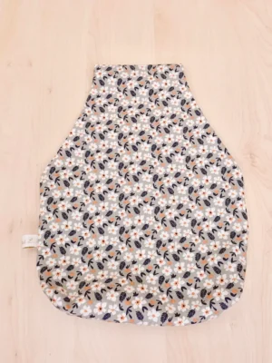 Sac nomade tricot ou crochet pour transporter son ouvrage partout avec la pelote de laine bien maintenue.