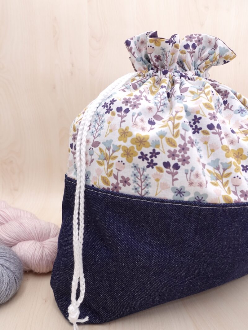 Un grand pochon sac à projet tricot pour y mettre ses laines et ses aiguilles à tricoter