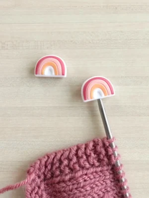 Protégez vos aiguilles à tricoter avec ces embouts amusants, ces protège-pointes sont aussi des stoppeurs de mailles pour éviter vos mailles de tomber de vos aiguilles