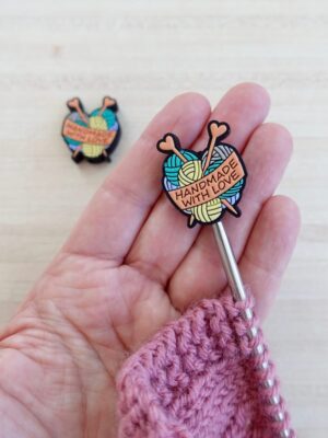 Handmade with love, des embouts stoppeurs de mailles qui protègent aussi les points de vos aiguilles à tricoter, accessoires pour le tricot, idée de cadeau