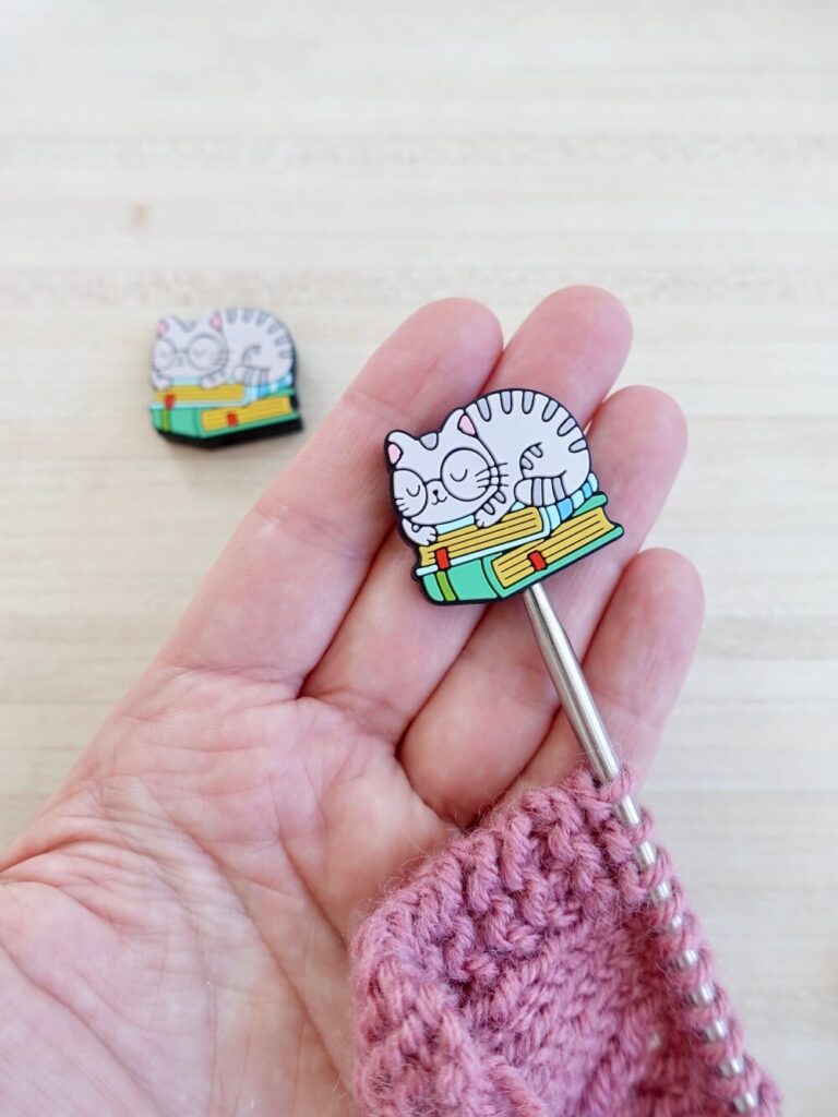 Embouts stoppeurs de mailles chats et livres pour accompagner votre ouvrage au tricot