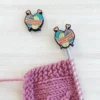 Handmade with love, des embouts stoppeurs de mailles qui protègent aussi les points de vos aiguilles à tricoter, accessoires pour le tricot, idée de cadeau