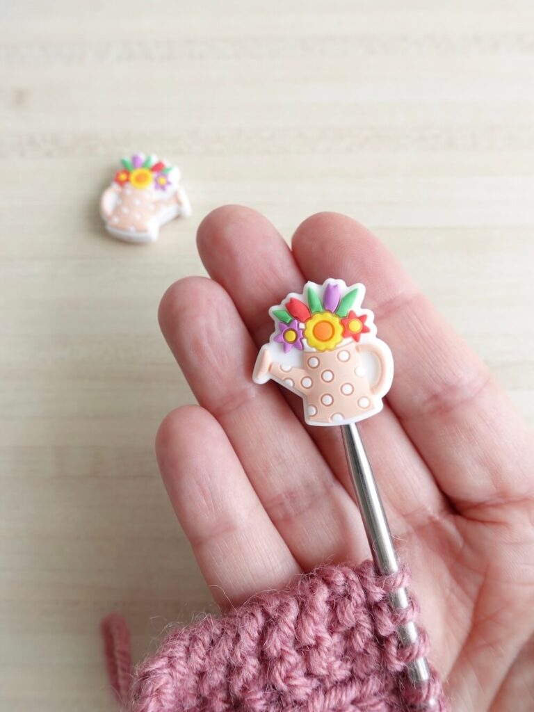 Embouts stoppeurs de mailles arrosoirs avec des fleurs pour accompagner votre ouvrage au tricot