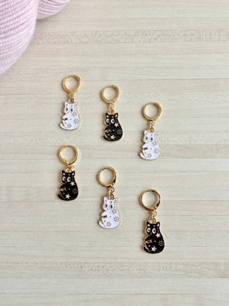Lot de marqueurs de mailles avec des chats qui ont des étoiles. Pratiques pour se repérer quand on tricote des sections de dentelle ou un raglan