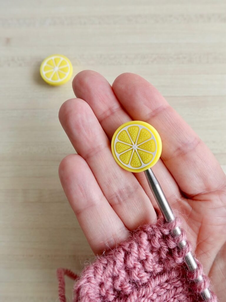 Embouts citrons, des stoppeurs de mailles qui protègent aussi les points de vos aiguilles à tricoter, accessoires pour le tricot, idée de cadeau