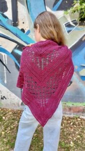 Châle crocheté par Céline, modèle avec de la dentelle au crochet, à télécharger avec explications écrites, vidéo et diagrammes, patron du modèle Molly