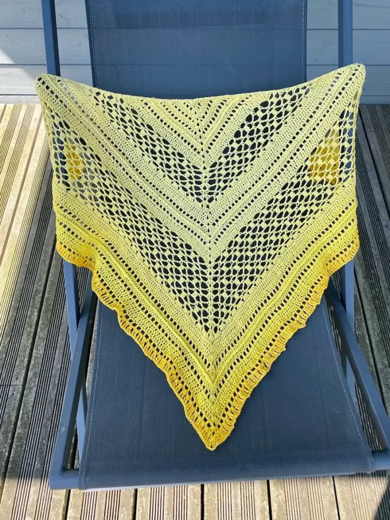 Châle jaune en coton pour l'été, modèle Molly, un patron à télécharger, crocheté par Fred