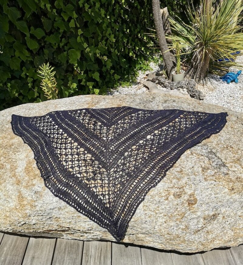 Châle dentelle au crochet, fait par Irène, modèle en laine bambou