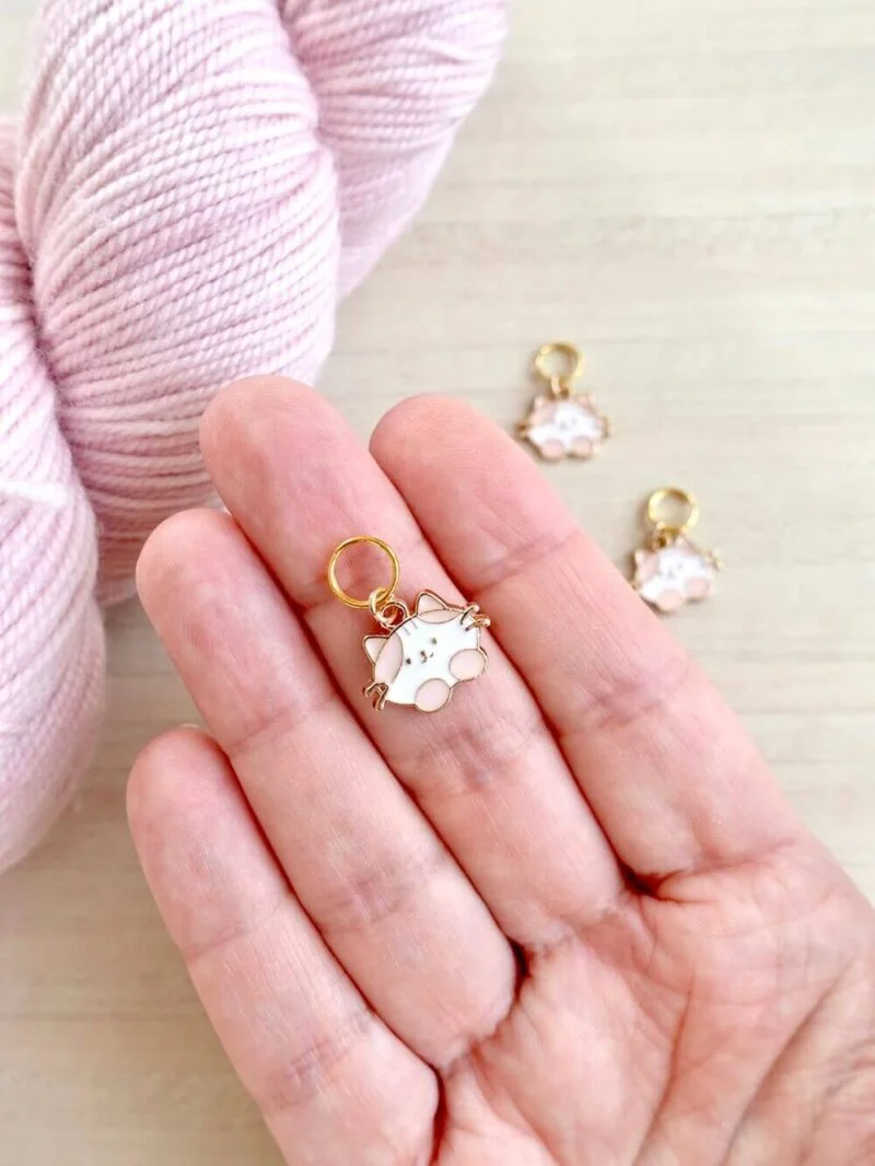 Utilisation des anneaux marqueurs pour le tricot, chats roses pour les aiguilles à tricoter fines comme pour les chaussettes