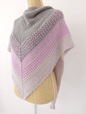 Châle au tricot avec de jolis points texturés, modèle Lila d'Aglaé Laser. Patron facile avec de la laine DK. Prenez vos aiguilles à tricoter et amusez-vous en tricotant Lila. Toutes les explications sont dans le patron avec photos et vidéos.