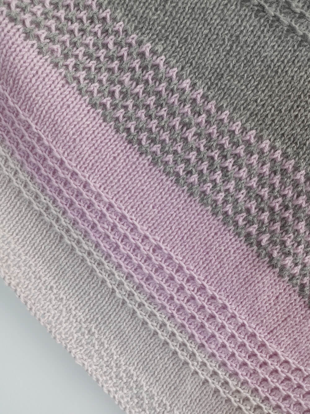 Zoom sur le modèle : les jolis points du châle au tricot facile Lila, patron d'Aglaé Laser