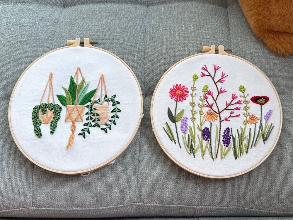 Broderie avec des fleurs