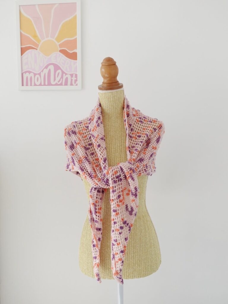 Châle crocheté avec un fil de type pooling, 3 couleurs