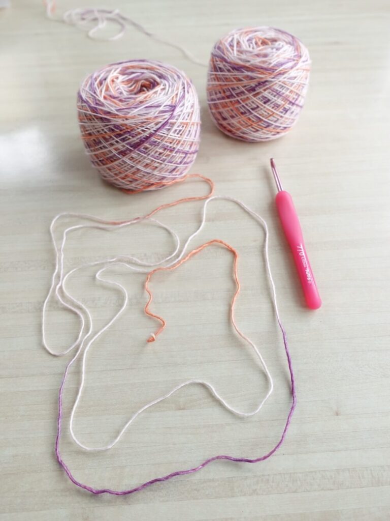 Le fil pooling change de couleur tout au long de l'ouvrage