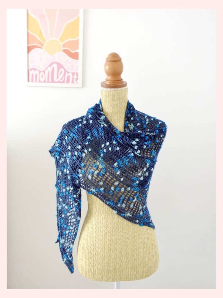 Châle au crochet avec la technique du pooling, un fil qui change de couleur, patron en français avec tuto