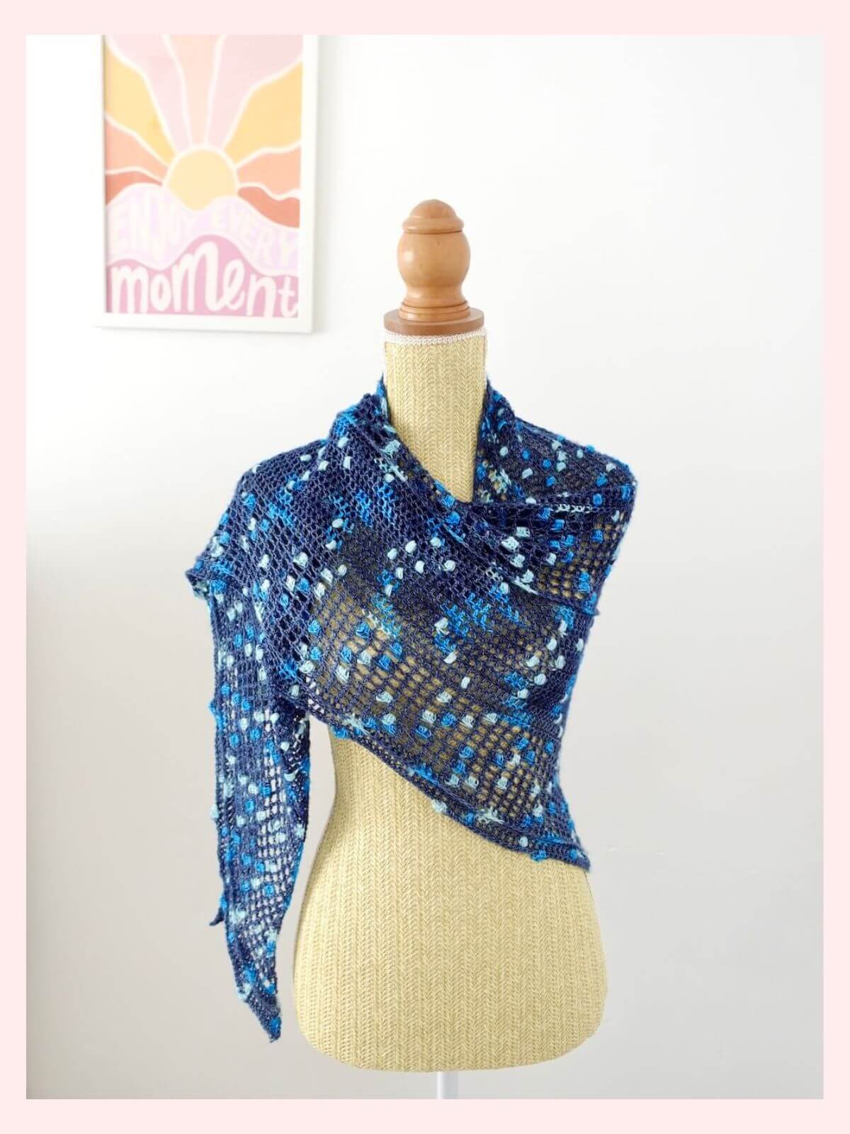 Châle au crochet avec la technique du pooling, un fil qui change de couleur, patron en français avec tuto
