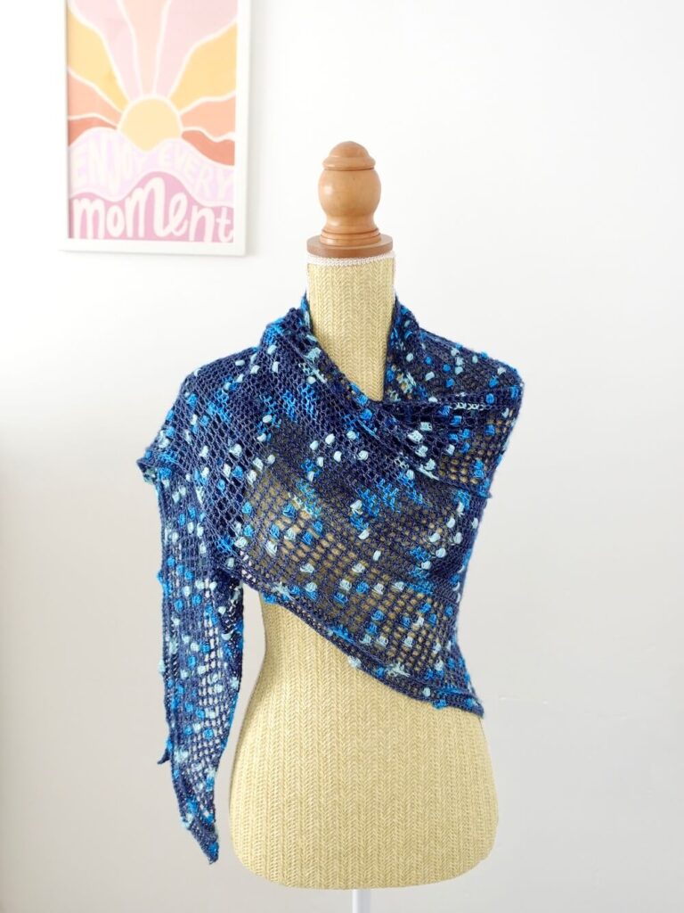 Châle au crochet avec des sections fantaisies de brides