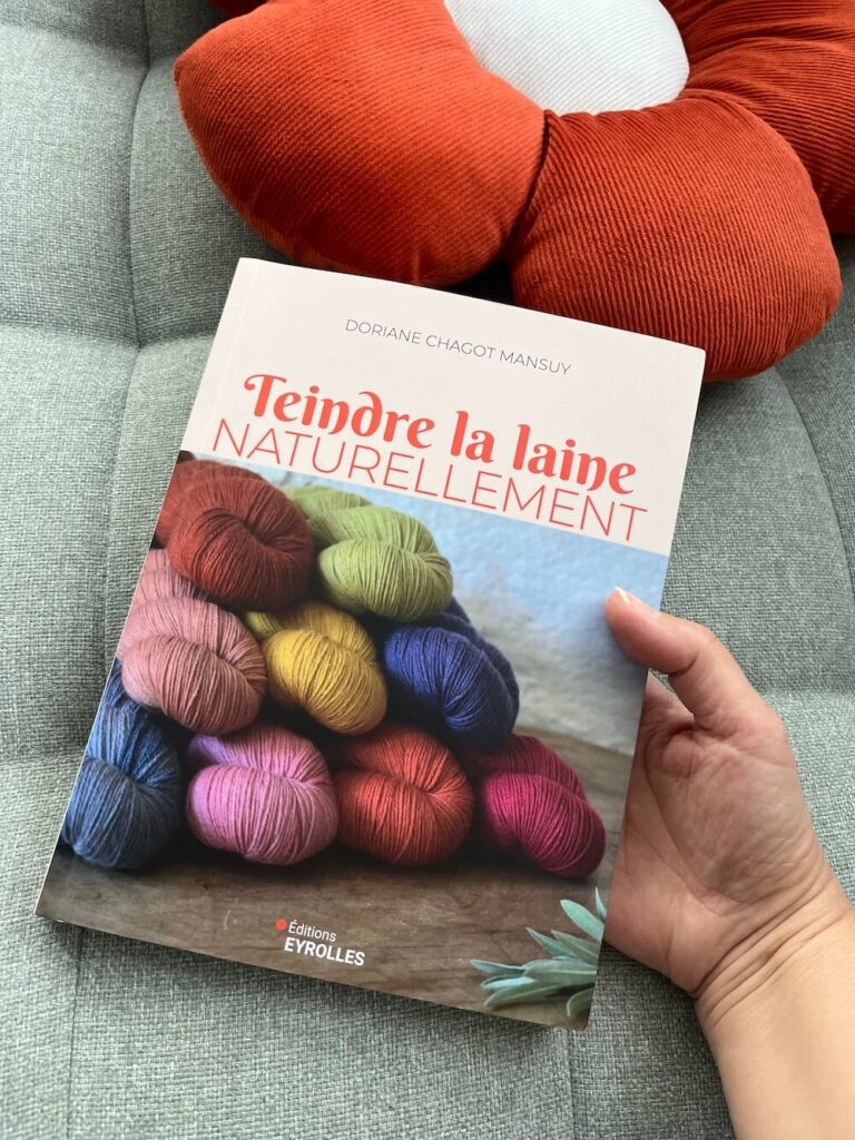 Teindre la laine naturellement un livre pour apprendre à teindre des écheveaux, éditions Eyrolles 