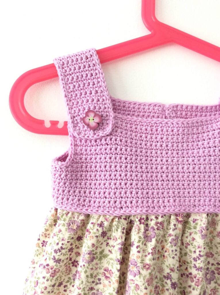 Robe avec haut en crochet et bas en couture pour petite fille